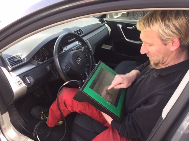 Fehlerdiagnose mit dem Diagnosegerät im Fahrzeug