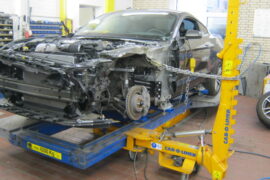 Fahrzeug auf der Richtbank