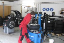 David-an-der-Reifenmontagemaschine